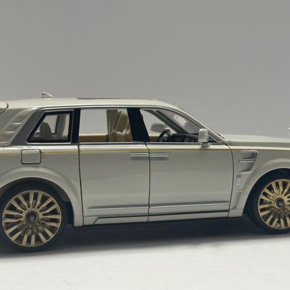1:24 rolls royce cullinan mansory Diecast with LED HEADLIGHT AND TAILLIGHT WHITE - Picture 5 of 12